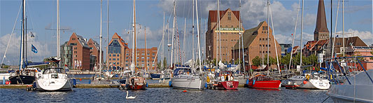Rostocker Stadthafen mit Silos und Yachthäfen in der Nördlichen Altstadt