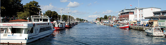 Alter Strom Warnemünde mit Fahrgastschiffen und Fischkuttern